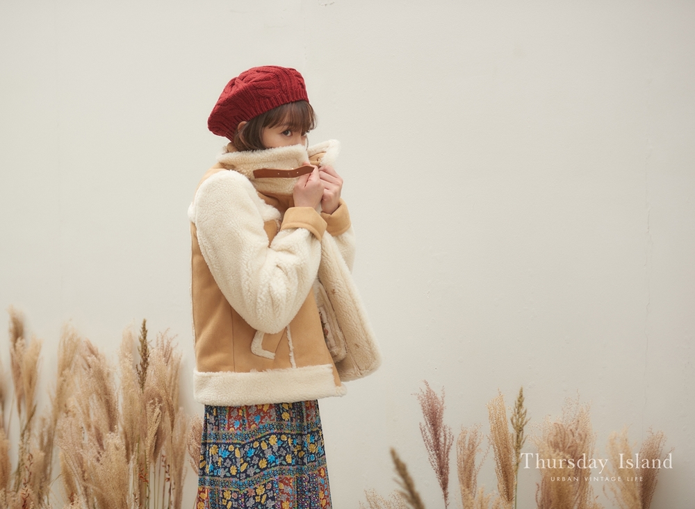 Actor Jung Yu-mi showed off her lovely charm.On the morning of September 12, Thursday Island (T.I.) released an additional photo cut with Muse Jung Yu-mi.Jung Yu-mi, who introduced various autumn and winter season styling in the picture, showed off his lovely charm with a lovely pose and expression in the middle of shooting while transforming into an atmosphere of autumn goddess.Especially, wearing a beret that matches the Supernatural hair, taking a playful pose or laughing naturally made the viewers feel excited.In addition, it shows the beauty of the brand Muse by perfectly digesting the soft beige coat and pink teddy bear coat in its own romantic atmosphere, and it is the back door that made the atmosphere of the filming scene pleasant and cheerful with bright and positive energy throughout the shooting.park ah-reum