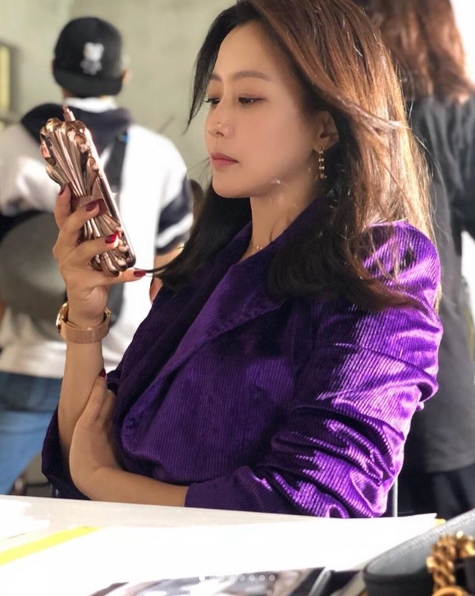 Actor Kim Hee-sun has released a behind-the-scenes photo of TVNs new Saturday drama Nine Room.Kim Hee-sun posted several photos on her Instagram page on September 12.The photo shows Kim Hee-sun looking at his mobile phone, and Kim Hee-suns chilly eyes stand out in a purple jacket.Another photo shows Kim Hee-suns charismatic aurado Eye-catching in a red costume.Fans who encountered the photos responded such as God Hee-sun, Its a goddess, and Its so beautiful.delay stock