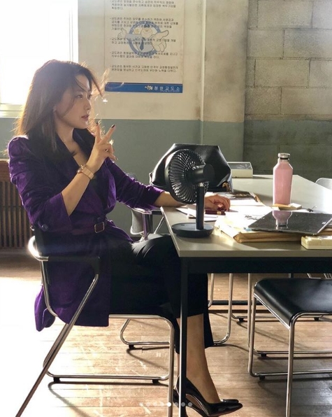 Actor Kim Hee-sun has released a behind-the-scenes photo of TVNs new Saturday drama Nine Room.Kim Hee-sun posted several photos on her Instagram page on September 12.The photo shows Kim Hee-sun looking at his mobile phone, and Kim Hee-suns chilly eyes stand out in a purple jacket.Another photo shows Kim Hee-suns charismatic aurado Eye-catching in a red costume.Fans who encountered the photos responded such as God Hee-sun, Its a goddess, and Its so beautiful.delay stock