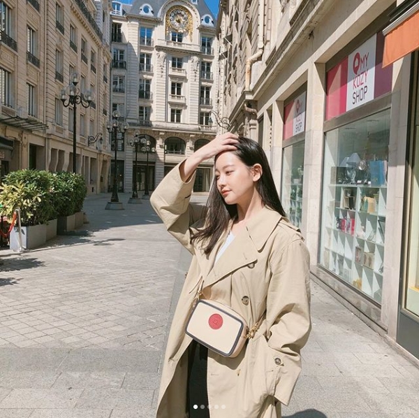 Actor Oh Yeon-seo showed off her beauty.On September 12, Oh Yeon-seo posted several photos on his instagram.The picture shows Oh Yeon-seo Traveling in a Trench coat, and she is sweeping her head with one hand. Oh Yeon-seos skin without a blemishes and high nose catch her eye.The fans who responded to the photos responded such as Why do you eat it against your age?, It is so beautiful, and It is a real goddess.delay stock