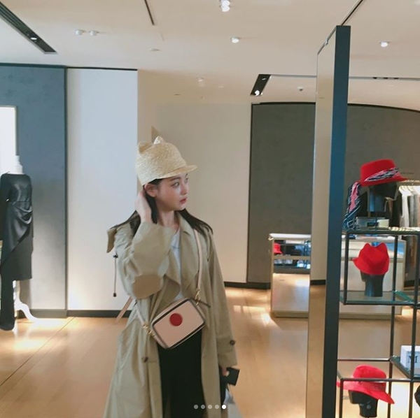 Actor Oh Yeon-seo showed off her beauty.On September 12, Oh Yeon-seo posted several photos on his instagram.The picture shows Oh Yeon-seo Traveling in a Trench coat, and she is sweeping her head with one hand. Oh Yeon-seos skin without a blemishes and high nose catch her eye.The fans who responded to the photos responded such as Why do you eat it against your age?, It is so beautiful, and It is a real goddess.delay stock