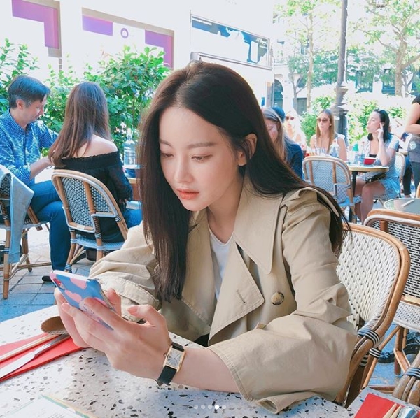 Actor Oh Yeon-seo showed off her beauty.On September 12, Oh Yeon-seo posted several photos on his instagram.The picture shows Oh Yeon-seo Traveling in a Trench coat, and she is sweeping her head with one hand. Oh Yeon-seos skin without a blemishes and high nose catch her eye.The fans who responded to the photos responded such as Why do you eat it against your age?, It is so beautiful, and It is a real goddess.delay stock