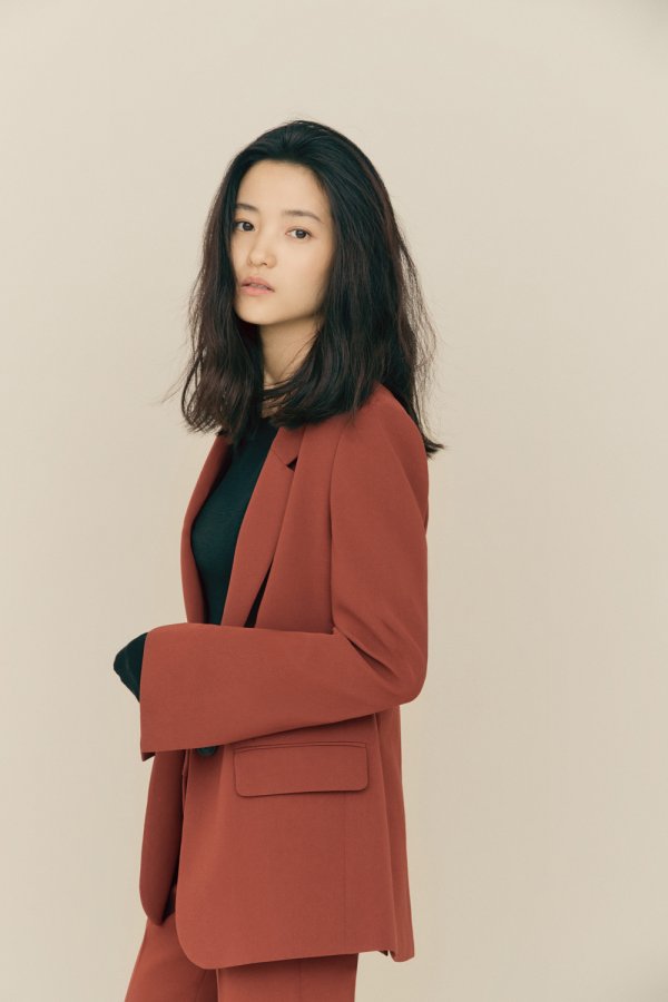 Actor Kim Tae-ris The Classic brand picture has been released.Kim Tae-ri in the public picture captivated Eye-catching by completely digesting the check trench coat created by the signature suit of the drama collection and the designer brand collaboration with the unique atmosphere and the unique fit.Frontrows drama collection and Kim Tae-ris campaign pictures are all available only through the W-Concept official website and mobile app.