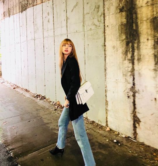 Girl group BLACKPINK member Lisa reported on the latest situation.Lisa posted a picture on her Instagram page on Wednesday.Lisa, pictured, is dressed in a black jacket and jeans, looking somewhere, not walking down the street, her long blonde hair and a Model-like vibe.Netizens responded such as I love you, I think Model and Hit the jackpot!Meanwhile, BLACKPINK will have its first solo concert after debut in November.