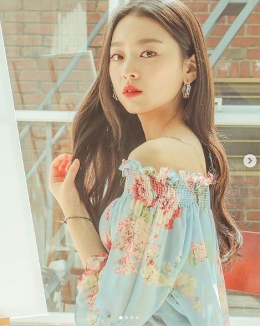 She transformed from a girl of broadcaster Lee Su-min to GLOW.Lee Su-min posted four pictures on his instagram on the 12th.In the photo, Lee showed off the charm of GLOW, not a girl, and she caught the attention of netizens with her alluringness, not her existing youthful charm.Meanwhile, Lee Su-min, who had been struggling with the controversy over Slang, recently resumed his activities by appearing as a guest on Happy Together.