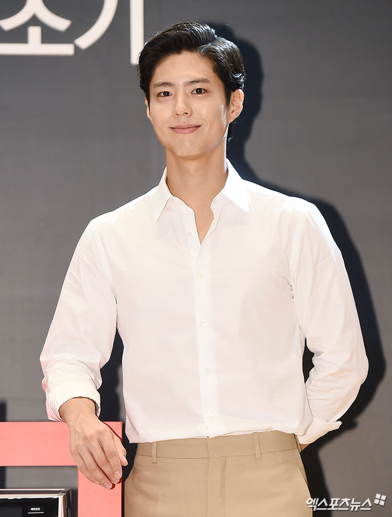 Actor Park Bo-gum poses at the event to commemorate the launch of a new home appliance brand at the Gwanghwamun Four Seasons Hotel in Seoul on the 11th.