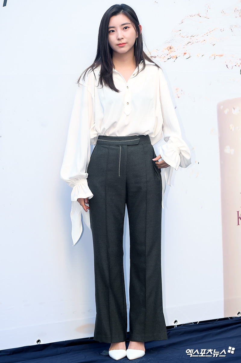 Actor Kwon So-hyun, who attended a photo wall Event of a Beauty brand held at a Studioss in Seongsu-dong, Seoul on the afternoon of the 12th, has photo time.