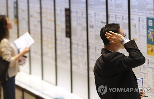 일자리 쇼크…지난 6월 열린 한 채용박람회 [연합뉴스 자료사진]