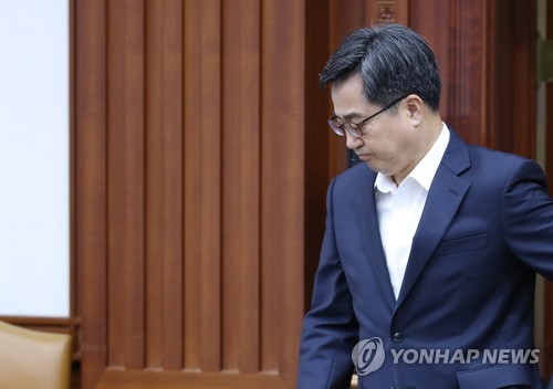 굳은 표정의 김동연 경제부총리 [연합뉴스 자료사진]