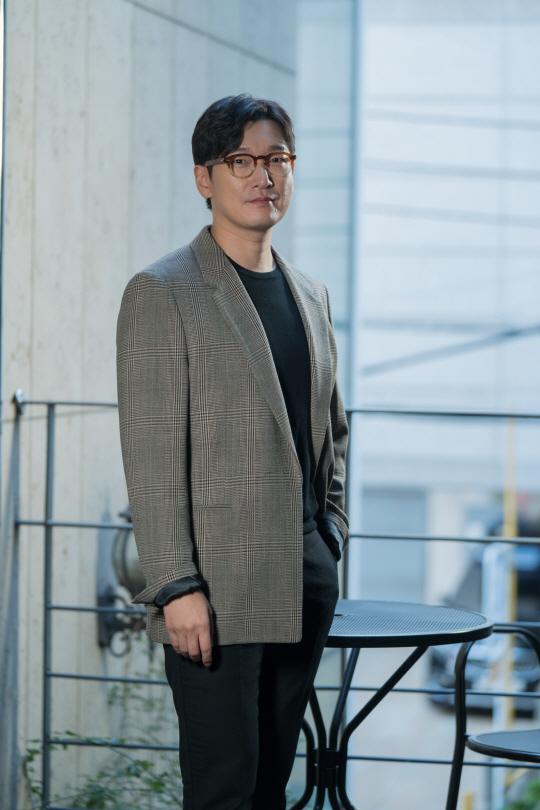The character who emanates, exhales, and expresses emotions. Every Actor desires and desires to show off his or her Faith Acting power.But Jo Seung-woo is different.Wary of the characters expression of excess of emotion, Choices without backing down the character, who is reluctant and shunned by other Actors.Thats why the audience can not help but love Jo Seung-woos Acting.Park, a genius branch that can change human destiny by looking at the energy of the earth, and Fengshui, a film that depicts the confrontation and desire of Ja-Sang and those who want to occupy the world as kings (directed by Park Hee-gon, produced by Jupiter Film).Jo Seung-woo, who plays the role of genius Ji Kwan (local) Park and Ja-Sang, who are trying to change their fate by reading the energy of the earth in the drama, delivered a testimony and behind-the-scenes episode ahead of the release in a round interview in Samcheong-dong, Jongno-gu, Seoul on the morning of the 13th.Jo Seung-woo, who works in all defenses from movies, dramas, and musical stages to a flawless actor with both popularity and popularity as well as acting power.Movies including Insiders (2013), Assassination (2015), Perfect Game (2011), Gogo Inflight Internet70 (2008), Tazza: The High Rollers (2006), Malaton (2005), Classic (2003), and JTBC Life, tvN Secret Forest, SBS Faith Gift-14 In the drama, the character itself became the most reliable actor in Korea, creating the word Jo Seung-woo is a genre.He then plays the upright and straight genius Park, Ja-Sang, in Fengshui.He lost his family in retaliation for blocking the plan of the Jangdong Kim family by Sedo, who is trying to take power of Joseon by using the royal seat, and he approaches the Jangdong Kim family after receiving a proposal to drive out the Sedoga, which shakes the royal authority, to the royal family Heungseon, who fell 13 years later.Jo Seung-woo maximized the artistic interior that has been made so far, and perfectly portrayed Park and Ja-Sang, who are suffering from wind waves due to a genius sense in feng shui.On this day, Jo Seung-woo explained about the movie Fengshui It was good to have a cool editing speed and speed in the first half.I have a composition of the Kwon Seon-jin, so it may be a typical role in some ways, but I started to know from the beginning that it is a station that catches the axis.When the director gave it to me, he offered me a role as Park and Ja-Sang.Ji Sung is a son Heung-min, and I think it is Park Ji Sung who goes back and forth in the air. He also explained why he takes on a character who does not reveal much emotion like drama Secret Forest, Fengshui Park, and Ja-Sang.I did a lot of musicals before I did the work before that, before I did the Secret Forest, like Jekylls Hyde, Headwick, Man of Ramancha and Verter.I have been participating in the works since the premiere and I can not refuse.  I have been doing these works for two years, so the act on stage should be a little more exaggerated and express my feelings.So I thought I was spending a little too much emotion. The drama Secret Forest, which I met when I was dominant. Jo Seung-woo said, Before Secret Forest, there was a scenario or script that ran the end of emotion before.In the meantime, the Secret Forest came in and created a character who lost most of his emotions.It was very interesting to deal with the internal system of the prosecution.I thought I could concentrate on objective events without showing my feelings.  I was so busy with my emotions, but I felt so funny.I do not express my feelings with my face. I am laughing, playful and pleasant in the process of shooting, and I learned another aspect of myself through the work. On this day, Jo Seung-woo showed a strong affection and trust for Ji Sung, who was breathing in this work.When Ji Sung said, Faith gift , Boyoung learned because of his sister. Boyoung said, When my sister talked to her brother on the video, she greeted her side.He and his sister had been having beer. He had booked the Jekyll and Hyde musicals and came to see them.Boyoung wanted to see his sister, so he sat in front of the computer and booked it. He said, I learned a lot from watching my brother Acting.He really does act like this is the last time. Im not tired. I turned to myself this time.I thought it was a really lazy actor. I am tired in the field and when I take a god, I get a lot of cuts, I make a silent threat to the bishop.(Laughing) But Ji Sung is wearing his earphones, but he is not just on Acting and is not disturbed at the scene. I felt the urgency of doing all the work in this god.That kind of brother was really cool, he added.On this day, Jo Seung-woo attracted attention by conveying the frankness of Faith, who received the scenario of his recent work.He said, Now that I meet a work, I just kill this role, I kill this work.In the past, my heart was running and it was really fun. There was such a thing, but there is no such thing now. I have been hit by the box office I used to do, but there is a work called Gogo Inflight Internet70.I heard only the story without a scenario with Choi Ho, who had been with Huayu, but my heart seemed to jump out.There was a process in which I played a lot of song selection in the drama and raised my baby.I made everything from one to ten, but it was not good.  Then, when I met a work and a role, I was excited, or I wanted to eat a lot of water at the time when the material of the movie was depleted and the diversity of the character was reduced.I dont want my heart to jump like crazy.The same is true of inners, and this time Fengshui was frankly fun and charming, but I decided to ask around with an objective gaze.The most recent work of Choices with a run of hearts was Secret Forest, he said.Jo Seung-woo asked if he was interested in Feng Shui, the material of the movie, and said, I was not interested in Feng Shui.In fact, I said, I did not even know how to see the firewood when I was doing Tazza: The High Rollers. He said, I can not play the game because my hands are dull.When I was filming Tazza: The High Rollers, Choi Dong-hoon was very frustrated with me.Tazza: The High Rollers, the coach of hand technology, did it for you. I still cant remember. Poker, blackjack, nothing like this.I just go in and out every time I do a movie. Finally, Jo Seung-woo said, I am always burdened when I get to the movie release, but the movies box office is not what I can do.I just think I have to take a hard shot and pray hard. On the other hand, Fengshui was joined by Jo Seung-woo, Ji Sung, Kim Sung-gyun, Moon Chae Won, Yoo Jae-myeong and Baek Yoon-sik, and Park Hee-gon, who directed Perfect Game and Insa-dong Scandal, caught megaphone.It will be released on September 19, Chuseok week.