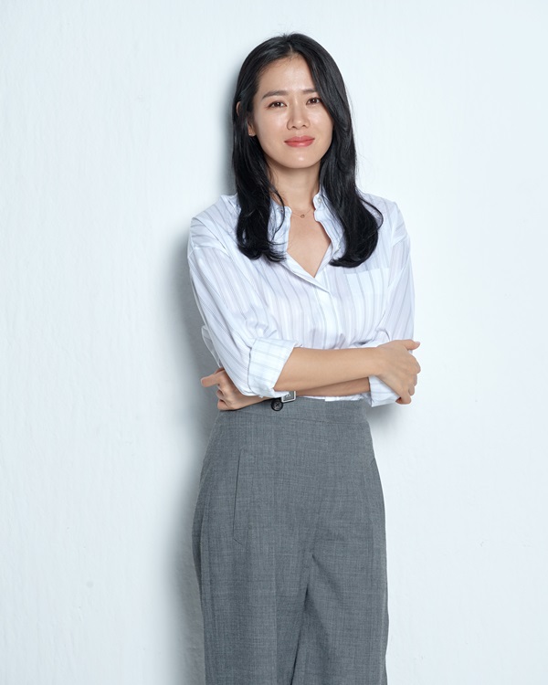 Son Ye-jin, who is about to release the movie Movie - The Negotation (Lee Jong-suk director), said in an interview at a cafe in Samcheong-dong, Seoul on March 13, I think I will show three works this year.Im sick. Is he out again? When did he take that again? I was afraid to do it.Son Ye-jin said, Fortunately, I kept thinking that the three works are so different that I am glad in my mind. It is scary and scary to show a little similar appearance at a similar time.What if the audience is bored? I have to think. Of course, I like to do something different in itself rather than think about the results, and in that sense, I am not afraid.There must be something more suitable and less suitable. When Choices does not think about it. Lets try it.If you are afraid, you will have to be restricted to various Choices. But Movie - The Negotiation suddenly got scared before the release.I forgot about it a long time ago, and then I went back to work and back in time. Oh, what if the police dont fit in?If you had seen the idea while watching scenario, you would not have been able to do Movie - The Negotiation.It seems to be fun to show other characters and other characters. Movie - The Negotiation is a crime entertainment film in which the worst hostage situation ever occurred in Thailand and crisis Movie - The Negotiation begins a lifetime of Movie - The Negotiation to stop the hostage-taker Min Tae-gu within the time limit.It will be released on the 19th.