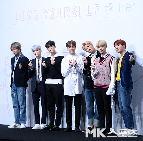 Group BTS will collaborate with Japan Group AKB48 General Producers Yasushi Akimoto.Billboard Japan reported on the 13th that BTS will release a single album in November, and that the new song Bird and the Japanese version of Fake Love and Airplane pt.2 will be released.In particular, the new song Bird is expected to be written by Yasushi Akimoto, the general producer of Japan AKB48.The meeting between BTS and Yasushi Akimoto was concluded through CEO of Big Hit Entertainment Bang Si-Hyuk; CEO Bang Si-Hyuk, who had respected Akimotos worldview, commissioned the lyrics.According to the media, BTS will hold a handshake on November 17th and November 18th in Kansai following the single release.