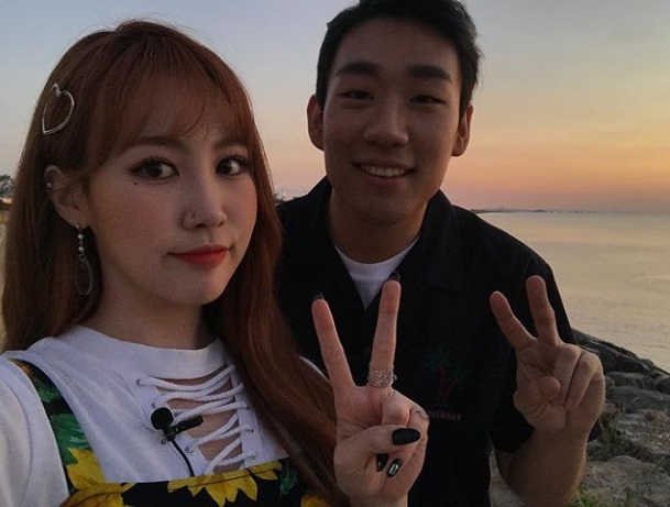 A picture of a beach travel taken by Park Ji-min and Bernard Park has been released.Singer Park Ji-min posted a picture on his instagram on September 13 with an article entitled In the Sea with Bernard!The photo shows Park Ji-min and Bernard Park taking Selfie in the background of the beach, the two of them smiling brightly in a V-pose.The cheerful atmosphere of Park Ji-min and Bernard Park catches the eye.The fans who responded to the photos responded such as cute, Bernard Park for too long and I have a good time.delay stock