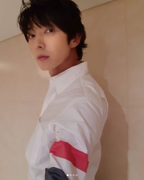 Actor Lee Joon-gi has revealed a welcome recent situation since the TVN drama Unlawful Lawyer End.Lee Joon-gi wrote on his Instagram account on September 13, Thank you for your big support always miss you and love you all (fans big cheer).I always want to see and love). Inside the picture was a picture of Lee Joon-gi in a shirt; the fat-out face of Lee Joon-gi pulls out Eye-catching.The jawline of Lee Joon-gi, especially sleek, catches the eye.The fans who responded to the photos responded I want to see it every day, I like the new hair style well and I am handsome.delay stock