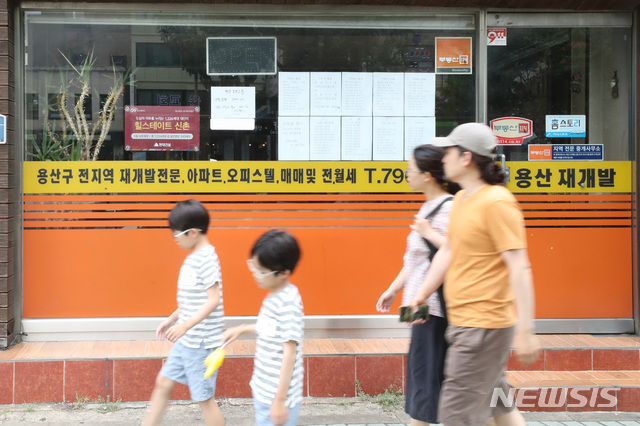 【서울=뉴시스】전진환 기자 = 김현미 국토교통부 장관이 공시가격 인상 방침을 밝혔지만 아파트 값 상승 흐름이 꺾이지 않는 가운데, 26일 오전 서울 용산구의 한 부동산 중계소에 부동산 매물 안내표가 붙어 있다.  부동산114에 따르면 서울 아파트 매매가는 지난주(0.15%) 대비 2배 이상 커진 0.34%를 기록해, 지난 2월 말 0.40% 오른 이후 26주 만에 최고치 기록하고 있다. 2018.08.26. amin2@newsis.com