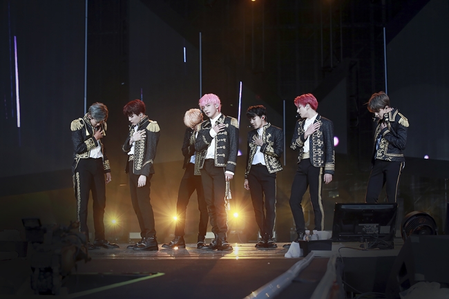 <p>Summary of Japans popular group AKB 48 The first collaboration between Producers and the group Dark & ​​amp; Wild has been realized.</p><p>Japan Media Daily Sports reported on 13th, Yasushi Akimoto, known as Producers of AKB 48, writes the title song Bird of Dark & ​​amp; Wild.</p><p>According to the report, Yasushi Akimoto writes the title song Bird of the new single Bird / FAKE LOVE / Airplane pt. 2 of Dark & ​​amp; Wild which will be released from Japan on November 7.</p><p>Dark & ​​amp; Wild and Akimoto Kanguma are thanks to Big Hit Entertainment Baker Shi Hyok. Bae and Shiyeoks representative was told that he had an exchange with the former Yasushi Akimoto and he liked his view of the world.</p><p>Overall of AKB 48 Raises expectation that it rises above Producers and US Billboard and is an encounter of worldwide recognized Dark & ​​Wild.</p><p>Dark & ​​amp; Wild announced the repackaged album LOVE YOURSELF Conclusion Answer last 24th and is undergoing a world tour. In the album of this time again occupied 1st place on Billboard 200 which is the main chart of the US billboard, and made a record to enter 11th in IDOL (Feat.Nicki Minaj) with Hot 100. With this, three Korean singers first three albums successively enter the billboard for two consecutive weeks.</p><p>In addition to the album released in South Korea this album has swept first place in Japan Oricon chart album and digital chart at the same time. As an example showing Dark & ​​amp; Wilds power, he has recorded record sales of 1.3 million copies of album for the first time in the domestic market after 8 days of release, and has continued successive achievements. [Photo] Provide big hit entertainment</p><p>Provide big hit entertainment</p>