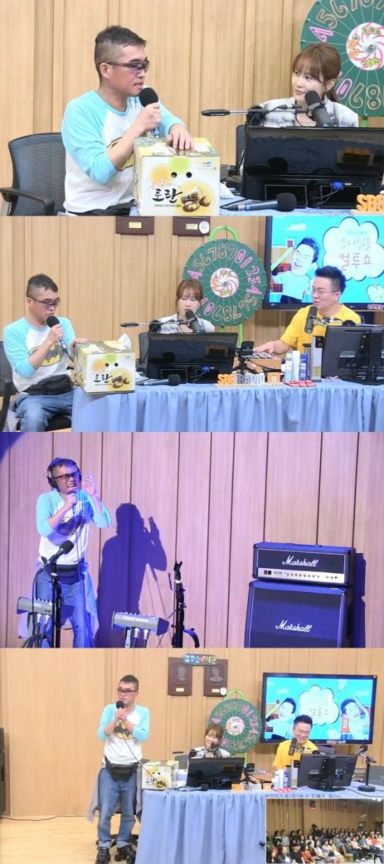 Singer Kim Gun-mo appeared on TV Cultwo Show and sold Toran.Kim Gun-mo made a surprise appearance on SBS Power FMs Dooshi Escape TV Cultwo Show (hereinafter referred to as TV Cultwo Show), which was broadcast on the afternoon of the 13th.Kim Gun-mo, who was not scheduled to appear on the TV Cultwo Show on the day, suddenly appeared in the studio.Kim Gun-mo started to explain the toran by bringing a box of torans in rollers.DJ Kim Tae-gyun said, We should not let merchants come in on our TV Cultwo Show.Kim Gun-mo said, It is so delicious that it is sold in Gunmo Village. If you give me 50,000 won, I will give you 10,000 won.When a listener said, I will buy Kim Gun-mo if he sings, Kim Gun-mo immediately told Seoul Month live.So TV Cultwo Show PD bought a box of taro directly.Kim Gun-mo said, I was really grateful for appearing on TV Cultwo Show for the first time in the roller report. I also want you to save TV Cultwo Show and love My Little Old Boy.
