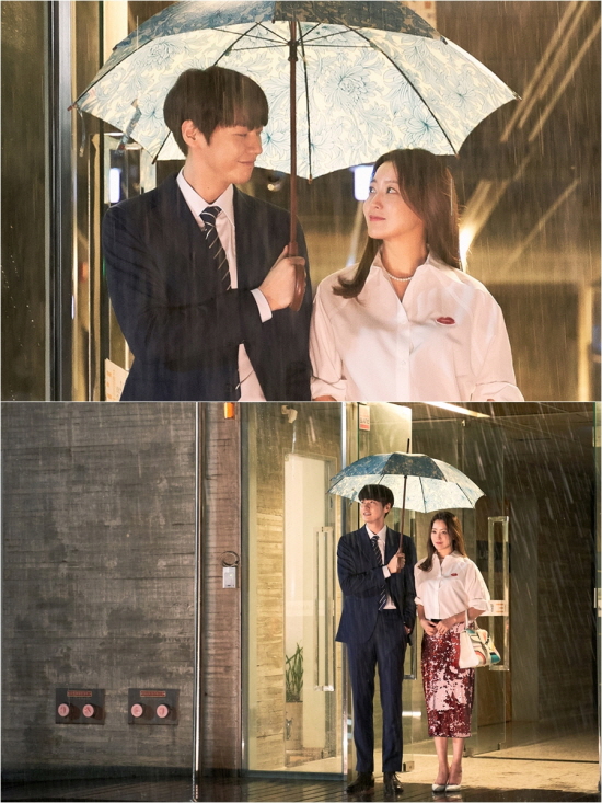 Nine Room Kim Hee-sun - Kim Young-kwang completed a romantic two-shot.The TVN new Saturday drama Nine Room, which will be broadcast first in September following Mr. Shene, unveiled Kim Hee-sun - Kim Young-kwangs eye-catching SteelSeries on the 13th.Nine Room is a life reset revenge drama by Jang Hwa-sa (Kim Hae-sook), a villain death rower of the age, Kim Hee-sun, a lawyer whose fate changed, and Kim Young-kwang, a man who holds the key to fate.Kim Hee-sun plays the role of Anha-in-law lawyer Eulji Haei, who boasts a 100% winning rate, and Kim Young-kwang plays the role of Ki Yu-jin, a couple of family medicine specialists who steal Eulji Haeis cup and steals his girlfriend.Kim Hee-sun in the open SteelSeries - Kim Young-kwang shared an umbrella and shyly eyed it.Kim Hee-sun evoked perfect beauty with a chic white shirt and a colorful spangled skirt, while spewing out a imposing career woman force.Kim Young-kwang showed off his coolness with a perfect suit fit with a tall height and a different ratio.A breezy smile that lightly raised the tail of his mouth responded to Kim Hee-sun.Kim Young-kwang, who received the umbrella handed by Kim Hee-sun, emanated a straight-down younger man who closely adhered to Kim Hee-sun in order not to rain.In addition to the desirable height difference, Daldal Chemie is seen in the way of staring at the same place between the rain.The two people who became best friends at the shooting scene turned into a couple who started to love without anyone to start shooting even if they were playing a joke.But in the play, Kim Hee-sun - Kim Young-kwang suddenly faces a life-long event - with interest in the fateful romance that the two will continue.Kim Hee-sun and Kim Young-kwang started shooting and at the same time, they were thrilled by the sweetness that reminded them of the actual couple, clearly showing their love feelings in their eyes.Kim Hee-sun - Kim Young-kwang, an older couple who creates a pounding chemi just by standing side by side, should be expected. Nine Room will be broadcast first at 9 p.m. on the 29th following TVNs Mr. Shene.Photo: TVN