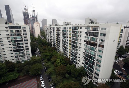 여의도·용산 개발, 집값 안정까지 보류 (서울=연합뉴스) 김인철 기자 = 최근 서울 강남·강북을 가리지 않고 집값이 과열되는 양상을 보이자 지난 26일 박원순 서울시장이 여의도·용산 개발계획을 부동산 시장이 안정될 때까지 전면 보류하겠다고 밝혔다. 사진은 27일 서울 영등포구 여의도의 한 아파트 단지 모습. 2018.8.27      yatoya@yna.co.kr  (끝)