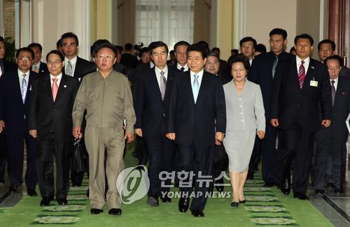 2007년 10월 남북 정상회담 당시 백화원 영빈관에 들어서는 남북 정상 [연합뉴스 자료사진]