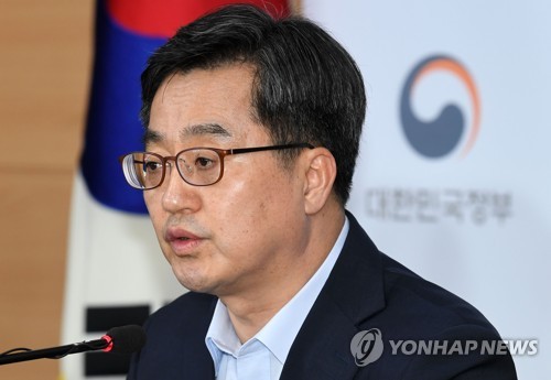 부동산대책 발표하는 김동연 부총리 (서울=연합뉴스) 김승두 기자 = 김동연 경제부총리 겸 기획재정부 장관이 13일 오후 서울 세종로 정부서울청사에서 '주택시장 안정방안'을 발표하고 있다.     kimsdoo@yna.co.kr   (끝)