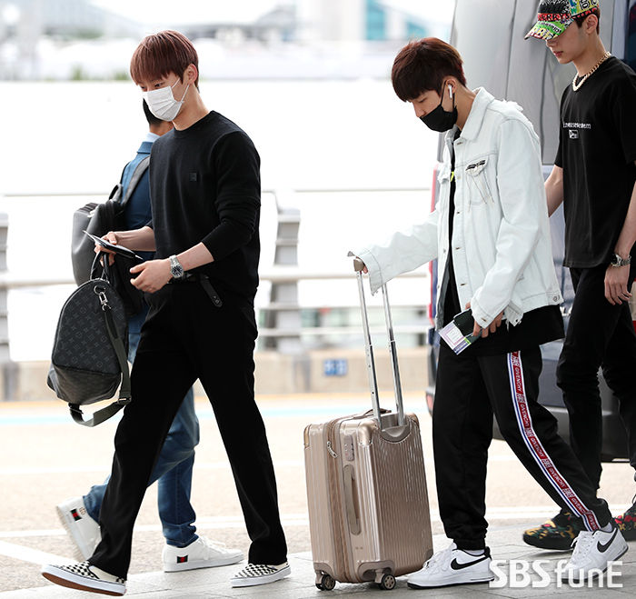 On the morning of the 14th, Wanna One Hwang Min-hyun and Kim Jae-hwan, who depart for Berlin, Germany, are heading to the departure hall through Incheon International Airport.