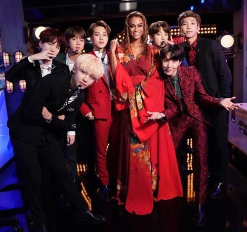 <p>Celebratory photo taken by famous American model Tyra Banks acclaimed Dark & ​​amp; WildPublicized.</p><p>Tyra Banks told SNS on 13th (local time) Celebratory photo together with the word legend, smile master, intensely, wonderful friend, huge talent, kindness, sexy, the biggest boy band on earthIntroduced.</p><p>Firstly, Tyra Banks is directly informed of the news appearing at Dark & ​​amp; Wilds Americas cut talent.</p><p>Dark & ​​amp; Wild appeared on Americas God Talent broadcasted on the 12th (local time) and decorated the stage to celebrate the opening. Dark & ​​amp; Wild live shows the stage of the title song Idol (IDOL) of the new album. It showed an enthusiastic figure that American ami (Dark & ​​amp; Wild fan club name) sings Idol from the audience attention.</p>