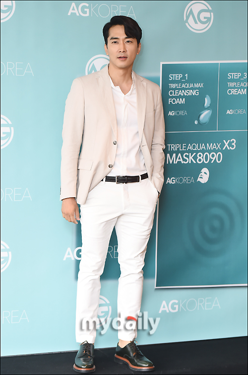 Actor Song Seung-heon is attending the AGKOREA new product exclusive model photo event held at Lotte Hotels & Resorts in Sogong-dong, Seoul on the morning of the 14th.