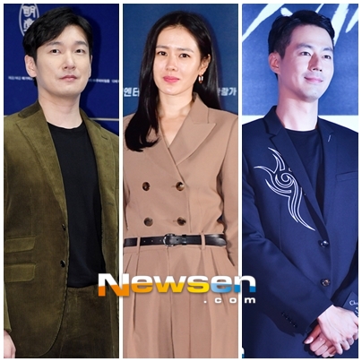 A funny scene happened at the theater: Actor Son Ye-jin Jo In-sung Jo Seung-woo met in the battlefield, not in his comrades, in 15 years.Son Ye-jin, Jo In-sung and Jo Seung-woo are set to release the film, which they starred in, side by side on September 19.Son Ye-jin, along with Hyun Bin, is a crime entertainment movie Movie - The Negotation, Jo In-sung is a war blockbuster Ansi City, and Jo Seung-woo is a historical drama Myungdang.The three films they appear in are works called the anticipated works of Chuseok holidays.There is a growing interest in whether to laugh and cry with the confrontation of pride already, and the hot interest is also focused on the extraordinary relationship of the three actors.The relationship between the three Actors dates back to 2003.The three actors boast a unique relationship between the two in the romance movie The Classic, which is considered to be a domestic romance film legend.The Classic is a romance that begins when the main character, Son Ye-jin, discovers the memory of his first love of mother, Son Ye-jin, and Jo Seung-woo and Jo In-sung, each of whom reminded many audiences of their romance sensibility by matching their mother, Son Ye-jin and melodrama, respectively.The three people have met as rivals in the theater where they can not concede during the Chuseok holiday after 15 years like a fateful joke.Those who have moistened the hearts of the audience will go to the audience with different charms.Son Ye-jin is a man-loving Movie - The Negotation, Jo In-sung is Ansi City Sungju Yang Manchun, and Jo Seung-woo is a genius Ji-kwan Park Jae-sang.Attention is drawn to the inevitable confrontation.bak-beauty