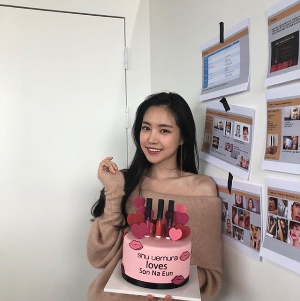 Group Apink member Son Na-eun showed off her bluish beauty.Son Na-eun posted a photo on his instagram on September 13 with an article entitled Expected.The picture shows Son Na-eun holding a cake. Son Na-euns sweet eyes are attractive.Son Na-euns slender shoulder line in off-shoulder costume makes her innocent charm even more prominent.The fans who responded to the photos responded It is really beautiful, I am beautiful today, It is so beautiful, I can not say it a hundred times or a thousand times.delay stock