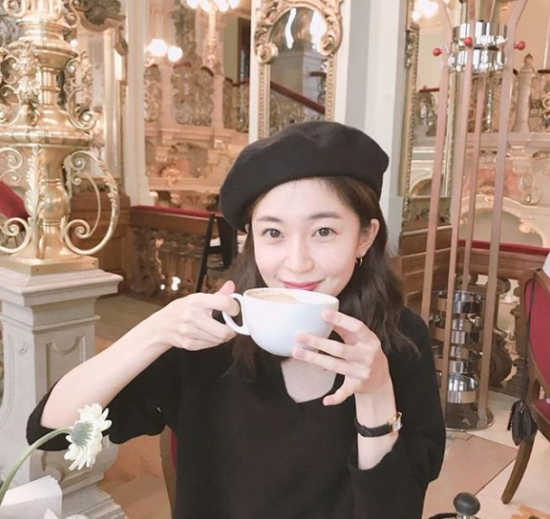 Actor Baek Jin-hee has released a photo of a trip to Hungary Budapest.Baek Jin-hee posted a photo on his Instagram on September 14 with an article entitled dessert time (dessert time).Inside the picture was a picture of Baek Jin-hee holding a coffee cup; Baek Jin-hee added a cute charm with a black beret.A lovely smile from Baek Jin-hee catches the eye.The fans who responded to the photos responded It is so beautiful, I wonder what kind of taste Hungary Coffee is, Beret is also completely cute.delay stock