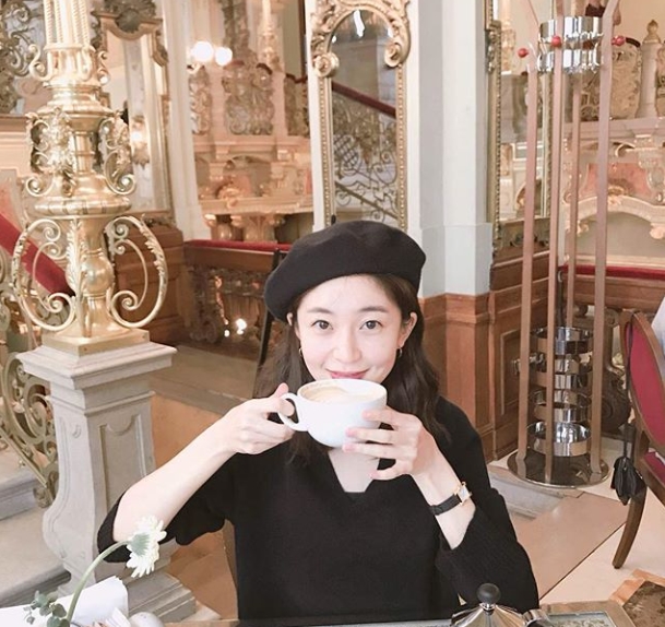 Actor Baek Jin-hee has released a photo of a trip to Hungary Budapest.Baek Jin-hee posted a photo on his Instagram on September 14 with an article entitled dessert time (dessert time).Inside the picture was a picture of Baek Jin-hee holding a coffee cup; Baek Jin-hee added a cute charm with a black beret.A lovely smile from Baek Jin-hee catches the eye.The fans who responded to the photos responded It is so beautiful, I wonder what kind of taste Hungary Coffee is, Beret is also completely cute.delay stock
