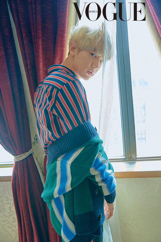 A Vogue pictorial featuring the deadly charm of EXO Chanyeol has been unveiled.Chanyeol, who is in the public picture, transformed into a blonde and showed basic yet formal styling by matching shirts and blue jeans.pear hyo-ju