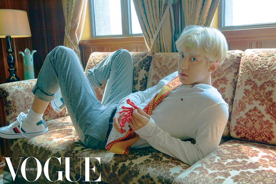 A Vogue pictorial featuring the deadly charm of EXO Chanyeol has been unveiled.Chanyeol, who is in the public picture, transformed into a blonde and showed basic yet formal styling by matching shirts and blue jeans.pear hyo-ju