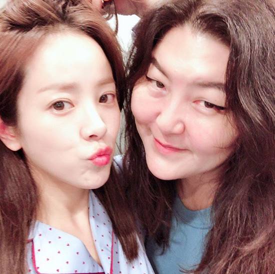 Cultwo show stylist Han Hye-yeon comments on Han Ji-minStylist Han Hye-yeon appeared in the Friday corner Cultwo dressing room in SBS Power FM Doosan Escape Cultwo Show broadcast on the 14th.Han Ji-min is currently appearing in the TVN drama Knowing Wife; Han Hye-yeon is also a stylist for Han Ji-min.Han Hye-yeon laughed, saying, Han Ji-min is just beautiful, even if it is a big time, so I am embarrassed to say that I have styled it.Han Ji-min comes out as a bank clerk in the drama.So, there is a bank clerk uniform, so I am styling the characters usual attire in the play. Photo = Han Ji-min Instagram