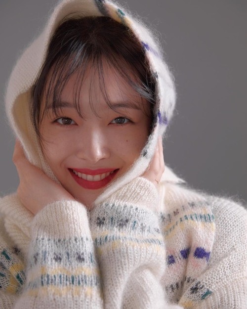 Sulli posted a picture on her instagram on the 15th.In the open photo, Sulli poses a calyx and looks at the camera.Sulli, dressed in a Warm knit, beamed and boasted a unique lovely charm, attracting Eye-catching.Meanwhile, Sulli will release the Reality program Truth Store in October.