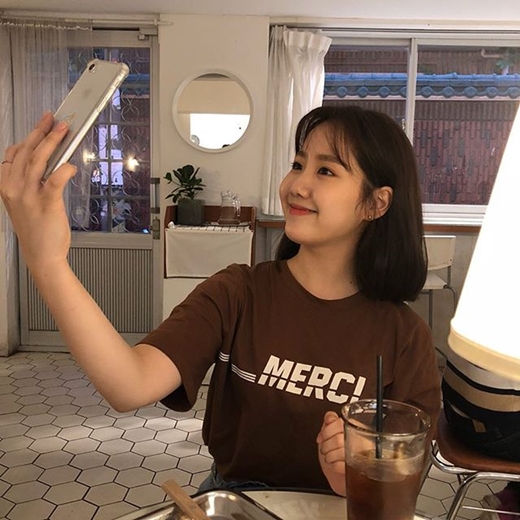 Actor Jin Ji-hee showed off her mature beauty.Jin Ji-hee posted a picture on the 14th instagram saying # Jihi day and Selfie is too hard.This is a picture taken at a cafe - a picture of Jin Ji-hee taking a selfie.Jin Ji-hee, a short-sleeved brown T-shirt with a single-haired head, smiles freshly at her mobile phone. 19 years old, born in 1999Jin Ji-hee, who became a college student after Admission to the Department of Theater at Dongguk University this year, responded by saying, It was so beautifully big.