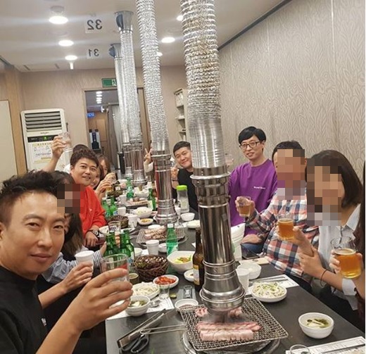 The comedian Park Myeong-su expressed his feelings that he got off KBS 2TV Happy Together.Park Myeong-su said to his instagram on the afternoon of the 15th, I am so grateful and happy time.Thank you for loving Happy Together and for all the staff and viewers youve been with. Park Jae-seok Thank you.Fighting ~ and released a picture.The photo shows the current Happy Together MC, Park Jae-seok, Jun Hyun-moo, Jo Se-ho, and other staff members who seem to enjoy Alcoholic drink after recording.Recently, Happy Together said, Since the start of Happy Together season 3 in 2007, we have been undergoing a major reorganization in 11 years. Park Myeong-su and Uhm Hyun-kyung were dropped and a new program reorganization was announced.In addition, the Legendary Jo-dong corner, which was held with Ji Seok-jin, Kim Yong-man, Kim Su-yong and Park Soo-hong, was also finished.