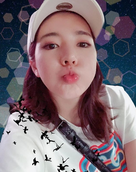 Girls Generation Sunny reveals its latest full of loveSunny posted a selfie on her personal Instagram page on September 14.In the photo, Sunny looked lovely, wearing a printed T-shirt and wearing a hat and putting the wind on her cheek.Sunny added the picture, along with the description of the picture, saying, Yes ... I was bored.applause