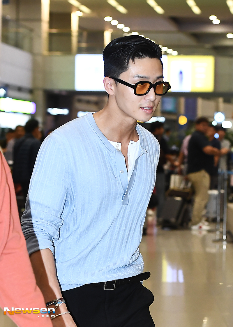 Actor Park Seo-joon arrived at Incheon International Airports Terminal 1 on the afternoon of September 15 after completing his overseas schedule.Park Seo-joon is walking out of the arrival hall on the day.yun da-hee