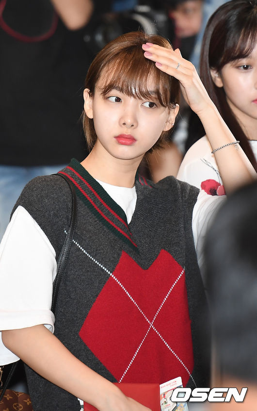 Girl group TWICE Nayeon left for Japan Haneda through Gimpo International Airport on the morning of the 15th overseas schedule.