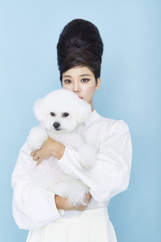 Im Se-mi and model dog attracted attention by revealing a B-cut picture that emits a fantasy chemistry.Im Se-mi unveiled a B-cut picture with Avant-garde sensibility, which was conducted with a shoulder in the fall issue of the premium pet magazine Life & Dog 2018.At the same time as boasting the shoulder balls and perfect co-work, it captivated the eye with a retro style on the back ground of bright pastel tone.Im Se-mi in the public picture showed a youthful charm with a white color dress in a pose and short cut that seemed to penetrate the background like Border Collie.Especially, he added a chic atmosphere by staring at the camera with his eyes in the rain.Then, she showed another charm with her hairstyle and elegant styling reminiscent of Marie Antoinette.Prior to shooting, Im Se-mi took care of the Snack of model dogs, played with them, approached with familiarity, and created a natural shooting atmosphere.In addition, it is the back door that the magazine sales proceeds were used as talent donations to the good intention of being used for organic animal.Im Se-mi will continue to perform as an NIS agent Yoo Ji-yeon in MBC Drama Behind Me, which will be broadcast for the first time on the 27th (Thursday).He is going to try to transform his acting into an elite agent with excellent leadership and judgment and a character with a heartfelt heart toward his colleague Kim Bon (So Ji-seop).On the other hand, the picture with the different charm of Im Se-mi can be seen in the autumn issue of Life and Dog.Life and dog offer.