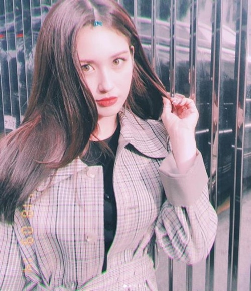 Jeon So-mi, a member of the group I.O.I, has revealed his current status in Germany.Jeon So-mi posted several photos on his 15th day with an article entitled I arrived at Germany well through his instagram.In the public photo, Jeon So-mi poses for Camera with a ruthless look, wearing a Trents coat and captivating her attention with her more mature beauty.Meanwhile, Jeon So-mi recently split from JYP Entertainment, where he was in; now Jeon So-mi has started to stand alone without a company.Photo Jeon So-mi Instagram