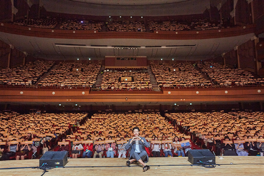 Ryu Jun-yeol had a special meeting with 3,500 fans for his 30th birthday.Yesterday (15th) Ryu Jun-yeol successfully completed the 2018 Ryu Jun-yeol Birthday Fan Meeting at the Hall of Peace at Kyunghee University.As I have the fourth fan meeting this year, I have completed a comprehensive gift set filled with active fan service from song to dance, talk and event, and I have sent a heartbreaking time for over 200 minutes in response to the cheers of hot fans.On this day, Ryu Jun-yeol opened the blessing of Carnivàle with a full voice from the appearance, and it caused the fans enthusiastic cheers.With the excellent progress of MC Park Kyung-lim, Ryu Jun-yeol said, Hello.It is your Ryu Jun-yeol and opened the door of fan meeting with a welcome greeting.Immediately, fans prepared a surprise event for Ryu Jun-yeol, who is about to have a birthday, and Ryu Jun-yeol said, I wait only for the day when I meet fans once a year.I think I will wait for this day again from tomorrow. I hope you have a happy memory. In the recent talk corner, Ryu Jun-yeols photos in SNS and the extraordinary stories in the words were uncovered and attracted fans interest.The recent upload of his SNS texts explained that he had written a reply after watching a fan letter, and he met the main characters of the story on the spot thanks to the improvisation story of MC Park Kyung-lim. It was a precious time to know that Ryu Jun-yeol and fans usually communicate and comfort each other.The hottest moment was a quiz show with fans, where Ryu Jun-yeol followed an idol dance in an emoticon quiz, sparking an explosive response.Also, when a request for a pop song came out of the mission that the fans wrote, they called You raise me up, recommended the life mid, reenacted the scenes in the movie equally and admired the audience.Ryu Jun-yeol finished the fan meeting and said, I always think a lot about why you come to my birthday and are happy and happy. I do not want to think for granted.I feel like I am more Na-eun because of you. I hope you feel like Na-eun with me. Lets walk together. Finally, after singing Kim Dong-ryuls The Concert with his heart in the lyrics, he gave a deep impression to the end by giving How with an encore voice as if to comfort his regret.Fans who watched the fan meeting said, Ryu Jun-yeol, I can not forget the time that I was happy and happy in the past! Ryu Jun-yeol did well., It was a really happy time to be able to celebrate Ryu Jun-yeols birthday together; I hope you will always shine as an Actor as much as the bright you showed today!I waited for this day, but it was more than expected fan meeting. I am so grateful for the special place and I hope that I will continue to be together.Meanwhile, Ryu Jun-yeol is committed to filming the movie Battle and is about to release the films Run-and-Run and Don.