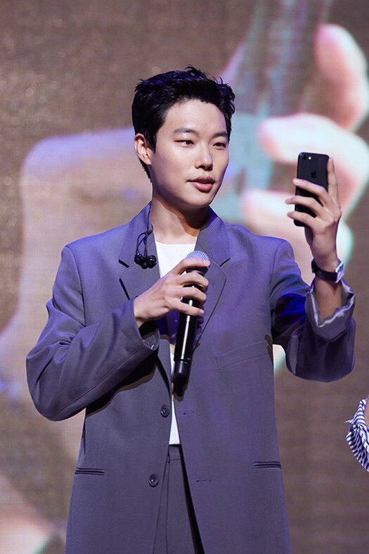 Ryu Jun-yeol had a special meeting with 3,500 fans for his 30th birthday.Yesterday (15th) Ryu Jun-yeol successfully completed the 2018 Ryu Jun-yeol Birthday Fan Meeting at the Hall of Peace at Kyunghee University.As I have the fourth fan meeting this year, I have completed a comprehensive gift set filled with active fan service from song to dance, talk and event, and I have sent a heartbreaking time for over 200 minutes in response to the cheers of hot fans.On this day, Ryu Jun-yeol opened the blessing of Carnivàle with a full voice from the appearance, and it caused the fans enthusiastic cheers.With the excellent progress of MC Park Kyung-lim, Ryu Jun-yeol said, Hello.It is your Ryu Jun-yeol and opened the door of fan meeting with a welcome greeting.Immediately, fans prepared a surprise event for Ryu Jun-yeol, who is about to have a birthday, and Ryu Jun-yeol said, I wait only for the day when I meet fans once a year.I think I will wait for this day again from tomorrow. I hope you have a happy memory. In the recent talk corner, Ryu Jun-yeols photos in SNS and the extraordinary stories in the words were uncovered and attracted fans interest.The recent upload of his SNS texts explained that he had written a reply after watching a fan letter, and he met the main characters of the story on the spot thanks to the improvisation story of MC Park Kyung-lim. It was a precious time to know that Ryu Jun-yeol and fans usually communicate and comfort each other.The hottest moment was a quiz show with fans, where Ryu Jun-yeol followed an idol dance in an emoticon quiz, sparking an explosive response.Also, when a request for a pop song came out of the mission that the fans wrote, they called You raise me up, recommended the life mid, reenacted the scenes in the movie equally and admired the audience.Ryu Jun-yeol finished the fan meeting and said, I always think a lot about why you come to my birthday and are happy and happy. I do not want to think for granted.I feel like I am more Na-eun because of you. I hope you feel like Na-eun with me. Lets walk together. Finally, after singing Kim Dong-ryuls The Concert with his heart in the lyrics, he gave a deep impression to the end by giving How with an encore voice as if to comfort his regret.Fans who watched the fan meeting said, Ryu Jun-yeol, I can not forget the time that I was happy and happy in the past! Ryu Jun-yeol did well., It was a really happy time to be able to celebrate Ryu Jun-yeols birthday together; I hope you will always shine as an Actor as much as the bright you showed today!I waited for this day, but it was more than expected fan meeting. I am so grateful for the special place and I hope that I will continue to be together.Meanwhile, Ryu Jun-yeol is committed to filming the movie Battle and is about to release the films Run-and-Run and Don.