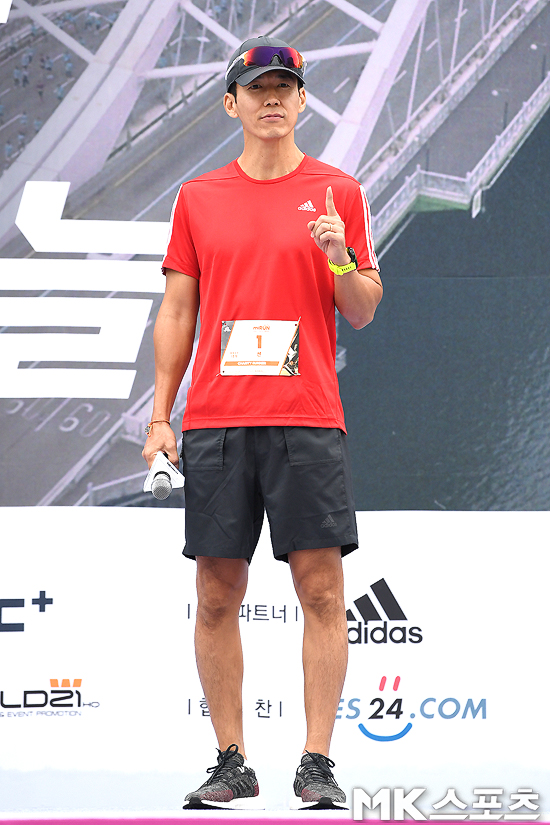 <p>2018 Adidas MBC + Myron The Seoul marathon contest was held in the park of Yeouido Park culture in Seoul Yeongdeungpol District morning.</p><p>Singing opponent is taking a posture before Running.</p>