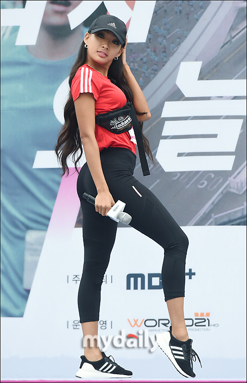 Model Moon GABEE attends the Adidas 2018 Myron Seoul International Marathon event at Seoul Yeouido Park on the morning of the 16th.The Adidas 2018 Myron Seoul International Marathon is a 10km course from Yeouido Park to Sangam World Cup Park Peace Square, with about 15,000 runners participating.