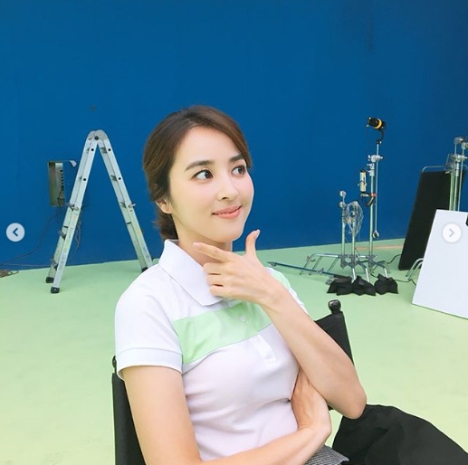 Han Hye-jin has been in the mood for a long time.Actor Han Hye-jin wrote on his Instagram account on September 15, For a long time, shooting AD. Lactobacillus. My love staff.Exercise 1 I do not always have the Exercise concept. Thank you. The photo shows Han Hye-jin posing cute on set; cool features catch the eye.kim myeong-mi