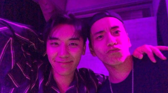 A friendly photo of BIGBANG victorious and Taiwanese actor Legend of the Naga Pearls has been released.Victorious posted a picture on his Instagram on September 15 with an article entitled The Continent I met for a long time.The photo shows Victorious and Legend of the Naga Pearls doing Shoulder to Shoulder.The affectionate look of the two Handsome boys captures Eye-catching.kim myeong-mi