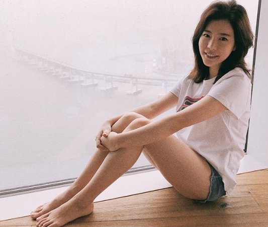 Girls Generation Sunny went on a family trip to Busan.Sunny posted a picture on her instagram on September 16 with an article entitled # Busan # Rain and Good # Family Travel # Reverse # Papi # # No Nawa # Talula Jam.The photo shows Sunny looking at the camera in her natural clothes. A lovely smile catches her eye.kim myeong-mi